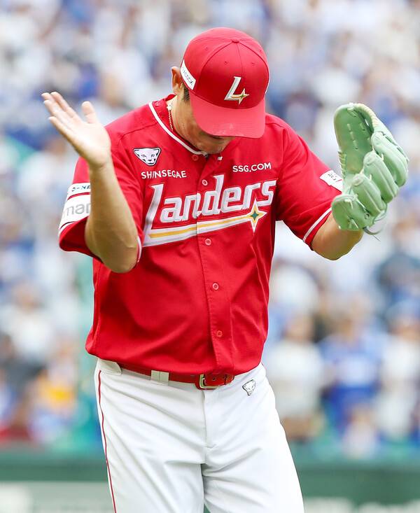 노경은은 지난 11일 인천에서 열린 삼성 상대 준PO 2차전에서 2.1이닝 무실점을 기록했다. (사잔=SSG)