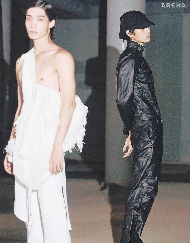 (왼쪽부터) 랩 팬츠·폴디드 스카프 백·허리에 둘러 연출한 폼폼 머플러 모두 가격미정 혜인서 제품. 코티드 코튼 라이더 재킷·코티드 코튼 라이더 팬츠·노트 캡 모두 가격미정 혜인서 제품.