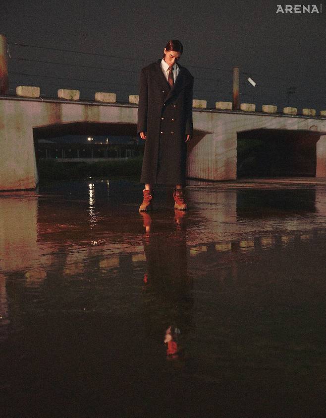 후드 스웨트 피코트 140만원대·셔츠 61만원대·메탈 로고 장식 타이 15만원 모두 본봄, 하이 부츠 35만9000원 아식스×논네이티브 제품.