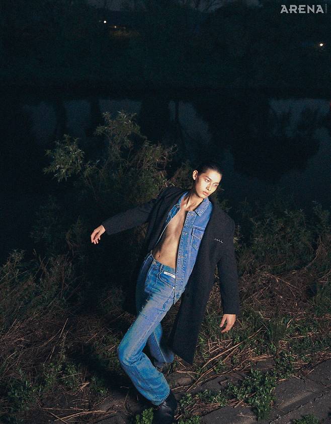 다니엘 더블브레스트 코트 193만9000원·데님 재킷 가격미정·데님 팬츠 가격미정·스퀘어 토 앵클부츠 가격미정 모두 김해김 제품.