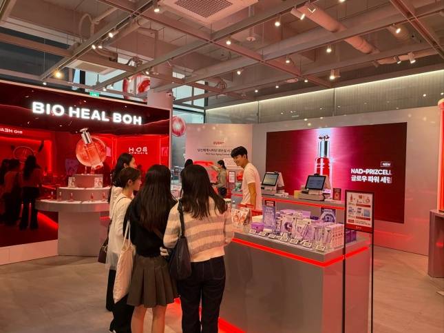 바이오힐 보 팝업을 둘러보고 있는 외국인들/사진=김다이 기자 @neverdie