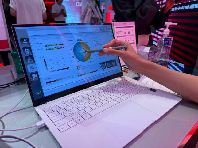 바이오힐보 팝업에서 관계자가 피부 상태에 맞는 피부 관리 방법을 설명하고 있다./사진=김다이 기자 @neverdie