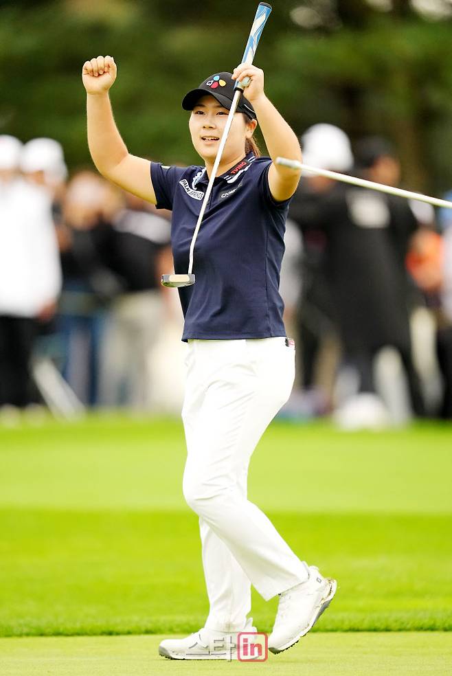 홍정민이 18번홀에서 우승을 확정하는 퍼트를 넣은 뒤 기뻐하고 있다. (사진=이데일리 골프in 조원범 기자)