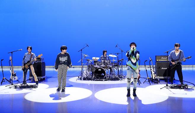 밴드 하이파이유니콘이 13일 서울 마포구 MBC 공개홀에서 열린 새 싱글 ‘틴에이저 블루’ 발매 쇼케이스에서 무대를 선보이고 있다.(사진=뉴시스)