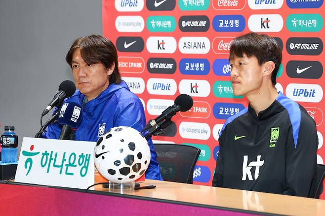 대한민국 축구 국가대표팀 홍명보 감독과 이재성이 파라과이와의 평가전을 하루 앞둔 13일 경기도 고양시 고양종합운동장에서 열린 공식기자회견에 참석하고 있다. 사진=연합뉴스