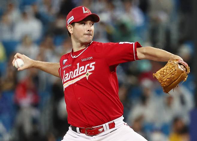 13일 대구 삼성라이온즈파크에서 열린 2025 KBO 프로야구 포스트시즌 준플레이오프 3차전 SSG 랜더스와 삼성 라이온즈의 경기. 1회말 SSG 선발로 나선 드루 앤더슨이 역투하고 있다. 사진=연합뉴스