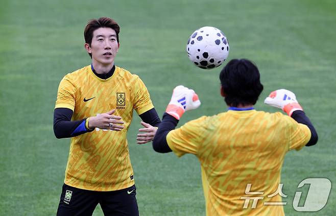대한민국 남자 축구 국가대표팀 조현우가 파라과이와 A매치 평가전을 앞둔 12일 오후 경기도 고양시 일산서구 고양종합운동장 보조구장에서 훈련을 하고 있다. 2025.10.12/뉴스1 ⓒ News1 박지혜 기자