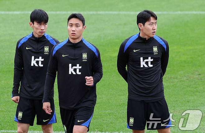 대한민국 남자 축구 국가대표팀 이강인과 백승호가 파라과이와 A매치 평가전을 앞둔 12일 오후 경기도 고양시 일산서구 고양종합운동장 보조구장에서 몸을 풀고 있다. 2025.10.12/뉴스1 ⓒ News1 박지혜 기자