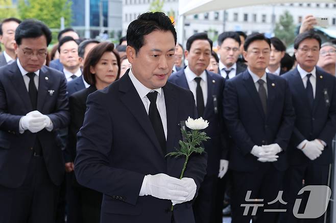 장동혁 국민의힘 대표가 13일 서울 여의도 국회에서 김건희 특검 조사를 받던 중 숨진 양평군청 공무원 분향소를 찾아 헌화하고 있다. 2025.10.13/뉴스1 ⓒ News1 안은나 기자