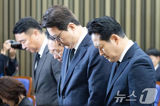 장동혁 국민의힘 대표를 비롯한 지도부가 13일 서울 여의도 국회에서 열린 긴급 의원총회에서 김건희 특검 조사 중 숨진 양평군청 공무원 A씨를 추모하는 묵념을 하고 있다. 2025.10.13/뉴스1 ⓒ News1 유승관 기자