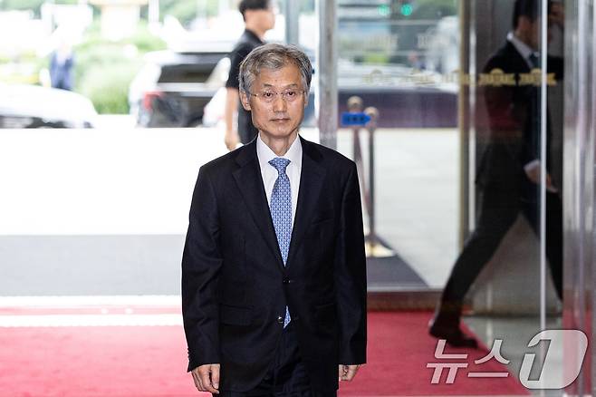 조희대 대법원장이 국회 법제사법위원회 국정감사에 출석하기 위해 13일 오전 서울 여의도 국회 본청으로 들어서고 있다. 2025.10.13/뉴스1 ⓒ News1 이승배 기자