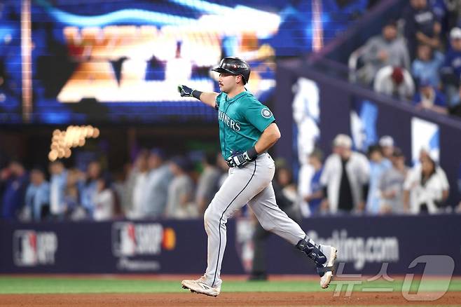 MLB 시애틀 롤리가 13일(한국시간) 열린 토론토와 아메리칸리그 챔피언십시리즈 1차전에서 동점 솔로포를 친 후 베이스를 돌고 있다.ⓒ AFP=뉴스1