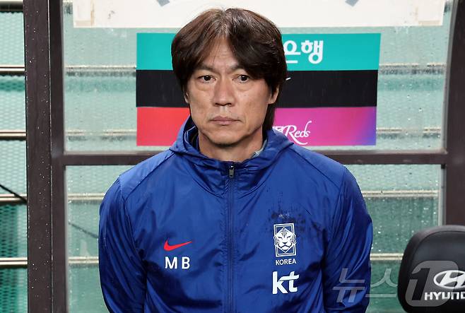 10일 서울월드컵경기장에서 열린 하나은행 초청 축구국가대표팀 친선경기 대한민국과 브라질의 경기를 앞두고 홍명보 축구대표팀 감독이 그라운드를 응시하고 있다. 2025.10.10/뉴스1 ⓒ News1 장수영 기자