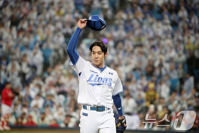 13일 오후 대구 삼성라이온즈파크에서 열린 프로야구 2025 신한 SOL뱅크 KBO 준플레이오프 3차전 삼성 라이온즈와 SSG 랜더스의 경기, 삼성이 5대 1로 앞선 7회초 2사까지 처리한 뒤 선발 원태인이 마운드를 내려가며 인사하고 있다. 2025.10.13/뉴스1 ⓒ News1 공정식 기자