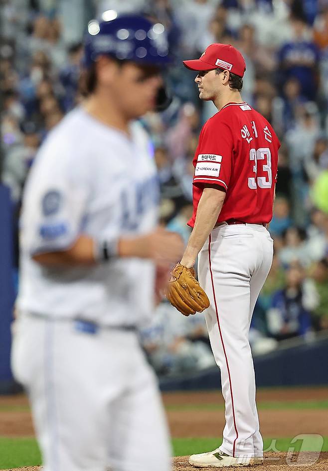 13일 오후 대구 삼성라이온즈파크에서 열린 프로야구 2025 신한 SOL뱅크 KBO 준플레이오프 3차전 SSG 랜더스와 삼성 라이온즈의 경기, SSG 선발 앤더슨이 3회말 1사 삼성 강민호에게 볼넷을 허용 후 아쉬워하고 있다. 2025.10.13/뉴스1 ⓒ News1 김진환 기자