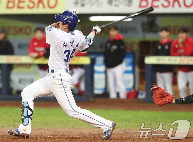 13일 오후 대구 삼성라이온즈파크에서 열린 프로야구 2025 신한 SOL뱅크 KBO 준플레이오프 3차전 삼성 라이온즈와 SSG 랜더스의 경기, 5회말 1사 1,2루 상황 삼성 김영웅이 1타점 적시타를 치고 있다. 2025.10.13/뉴스1 ⓒ News1 공정식 기자