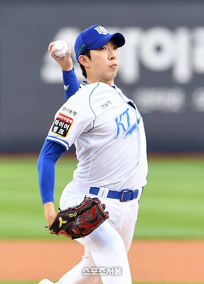 KT 오원석이 12일 수원 KT위즈파크에서 열린 2025 KBO리그 LG와 홈경기에 선발 등판해 힘차게 공을 던지고 있다. 수원 | 박진업 기자 upandup@sportsseoul.com
