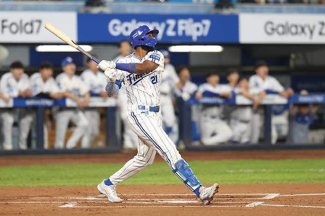 삼성 디아즈가 30일 대구삼성라이온즈파크에서 열린 2025 KBO리그 KIA와 경기에서 1회말 선제 스리런 홈런을 터뜨리고 있다. 역대 외국인 타자 최초로 50홈런을 달성했다. 동시에 KBO 역사상 처음으로 ‘50홈런-150타점’을 달성한 타자가 됐다. 사진 | 삼성 라이온즈