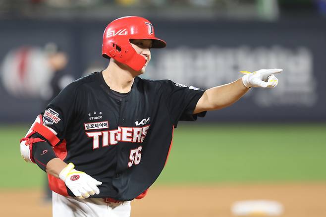 오선우가 홈런을 친 뒤 3루 베이스를 돌며 더그아웃을 향해 손짓을 하고 있다. 사진 | KIA 타이거즈