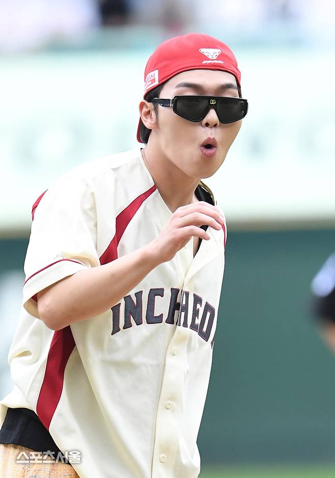 배우 최현욱이 9일 인천 SSG랜더스필드에서 열린 2025 KBO리그 삼성과 SSG의 준플레이오프 1차전에 앞서 시구를 한 뒤 시타자 머리 위로 날아간 공에 깜짝 놀라고 있다. 2025. 10. 9.  문학 | 박진업 기자 upandup@sportsseoul.com