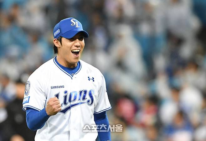 삼성 선발투수 원태인이 13일 대구삼성라이온즈파크에서 열린 2025 KBO 준플레이오프 3차전 SSG와 경기 5회초 2사 2루 상황에서 SSG 에레디아를 우익수 뜬공으로 잡아낸 뒤 기뻐하고 있다. 대구 | 박진업 기자 upandup@sportsseoul.com