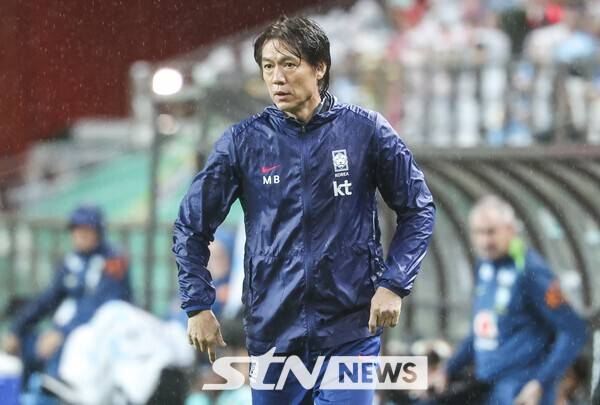 10일 서울 마포구 서울월드컵경기장에서 열린 남자 축구 국가대표 10월 A매치 친선전 대한민국과 브라질의 경기, 홍명보 감독이 경기를 지켜보고 있다. /사진=뉴시스
