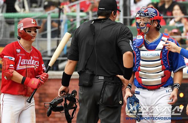 준PO 2차전 4회말 1사 기습 번트 후 투구에 맞고 쓰러졌던 삼성 포수 강민호가 SSG 최지훈 사과에 미소 짓고 있다. 인천=박재만 기자 pjm@sportschosun.com