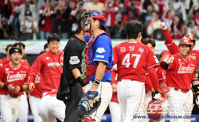 기쁨도 잠시 9회말 후라도가 SSG 김성욱에게 끝내기 홈런을 허용하자 포수 강민호는 얼어붙었다.