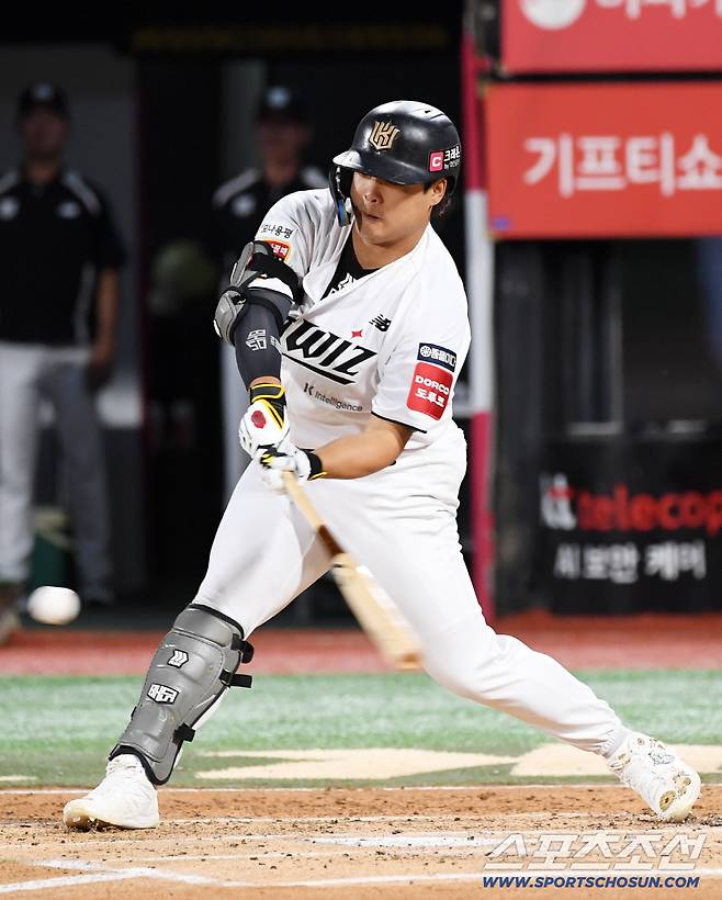 23일 수원KT위즈파크에서 열린 KBO리그 KT 위즈와 키움 히어로즈의 경기. 1회말 1사 1,2루 KT 강백호가 안타를 날리고 있다. 수원=박재만 기자 pjm@sportschosun.com/2025.09.23/