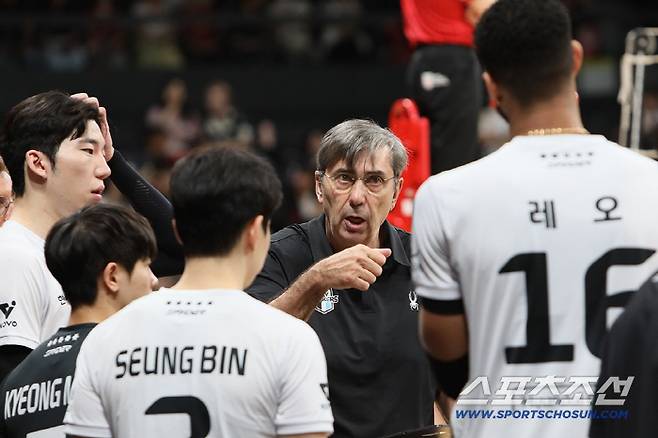 현대캐피탈 필립 블랑 감독이 일본의 울프독스 나고야와의 친선경기에서 선수들에게 작전지시를 하고 있다. 사진제공=현대캐피탈