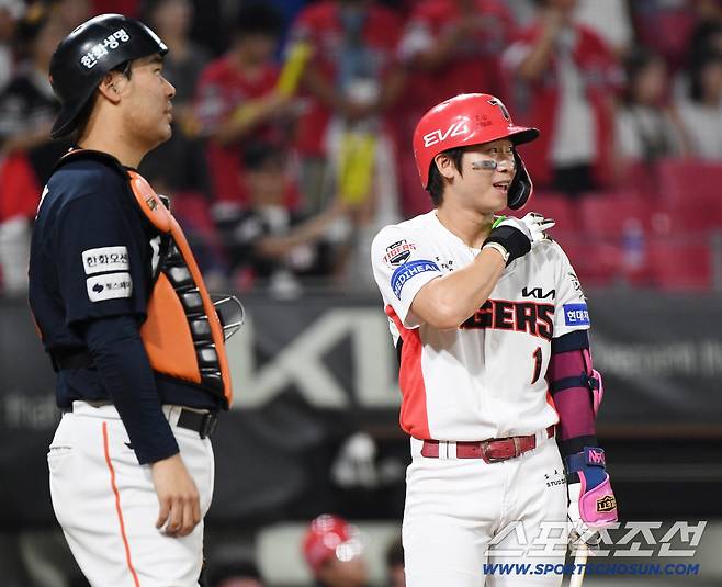 18일 광주 기아챔피언스필드에서 열린 한화-KIA전. 5회말 박찬호의 체크스윙 비디오판독을 한화가 요청했다. 박찬호가 전광판에 뜬 영상을 보며 웃고 있다. 배트가 돌아가지 않았다는 원심이 그대로 유지됐다. 광주=정재근 기자 cjg@sportschosun.com/2025.9.18/