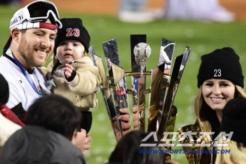 13일 잠실야구장에서 열린 한국시리즈 5차전 LG와 KT의 경기. LG가 KT에 승리하며 한국시리즈 우승을 차지했다. LG 오스틴 가족이 우승트로피와 함께 기념 포즈를 취하고 있다. 잠실=송정헌 기자 songs@sportschosun.com/2023.11.13/