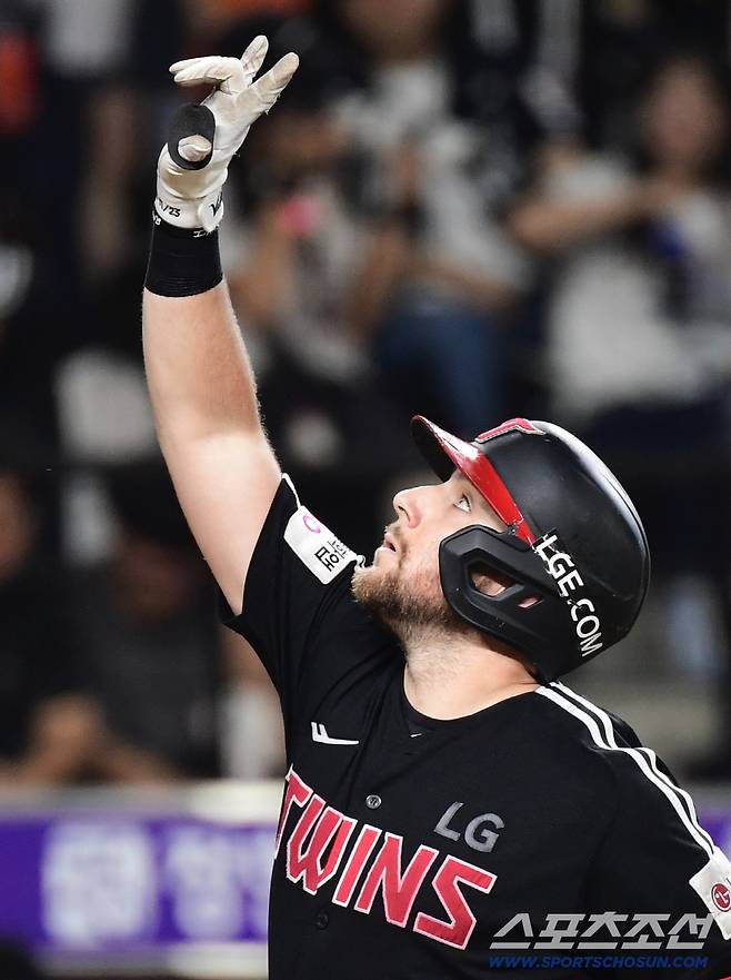 27일 대전 한화생명볼파크에서 열린 KBO리그 한화와 LG의 경기. 6회 LG 오스틴이 한화 주현상을 상대로 솔로홈런을 날렸다. 세리머니를 펼치고 있는 오스틴. 대전=송정헌 기자songs@sportschosun.com/2025.09.27/