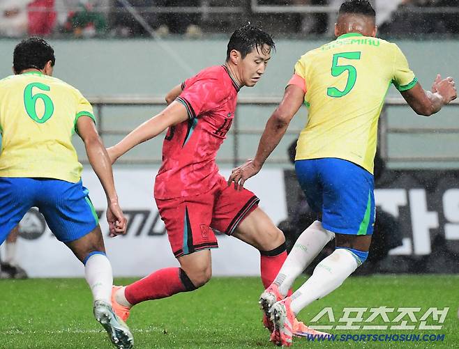 10일 서울월드컵경기장에서 열린 축구대표팀과 브라질의 A매치 평가전. 돌파하는 이강인. 상암=송정헌 기자songs@sportschosun.com/2025.10.10/