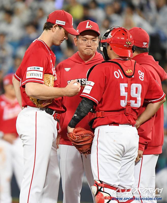 13일 대구 라이온즈파크에서 열린 SSG와 삼성의 준PO 3차전. 3회말 야수 실책으로 2실점한 앤더슨이 경헌호 코치의 조언을 듣고 있다. 대구=정재근 기자 cjg@sportschosun.com/2025.10.13/