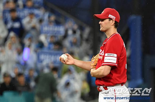 13일 대구 라이온즈파크에서 열린 삼성과 SSG의 준PO 3차전. SSG 앤더슨이 숨을 고르고 있다. 대구=박재만 기자 pjm@sportschosun.com/2025.10.13/