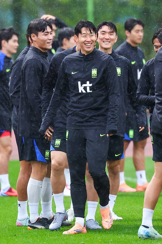 밝은 표정의 손흥민

    (고양=연합뉴스) 서대연 기자 = 대한민국 축구 국가대표팀 손흥민이 파라과이와의 평가전을 하루 앞둔 13일 경기도 고양시 고양종합운동장 보조구장에서 열린 공식훈련에서 밝은 표정을 보이고 있다. 2025.10.13