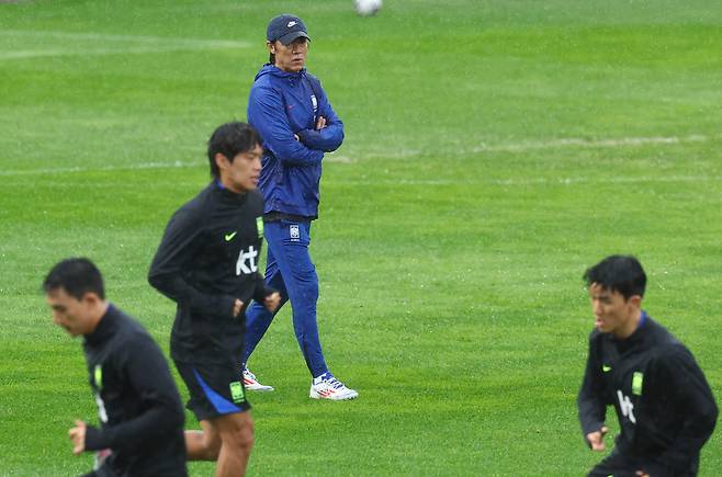 훈련 지켜보는 홍명보 감독
(고양=연합뉴스) 서대연 기자 = 대한민국 축구 국가대표팀 홍명보 감독이 파라과이와의 평가전을 하루 앞둔 13일 경기도 고양시 고양종합운동장 보조구장에서 열린 공식훈련에서 선수들의 훈련을 지켜보고 있다. 2025.10.13