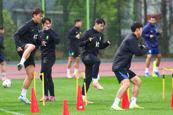 몸 푸는 이강인

    (고양=연합뉴스) 서대연 기자 = 대한민국 축구 국가대표팀 이강인이 파라과이와의 평가전을 하루 앞둔 13일 경기도 고양시 고양종합운동장 보조구장에서 열린 공식훈련에서 몸을 풀고 있다. 2025.10.13

    dwise@yna.co.kr