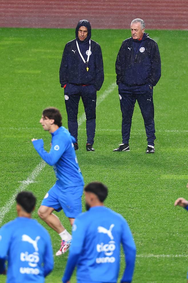 훈련 지켜보는 알파로 파라과이 감독

    (고양=연합뉴스) 서대연 기자 = 파라과이 축구 국가대표팀 구스타보 알파로 감독이 우리나라와의 평가전을 하루 앞둔 13일 경기도 고양시 고양종합운동장에서 열린 공식훈련에서 훈련하는 선수들을 지켜보고 있다. 2025.10.13