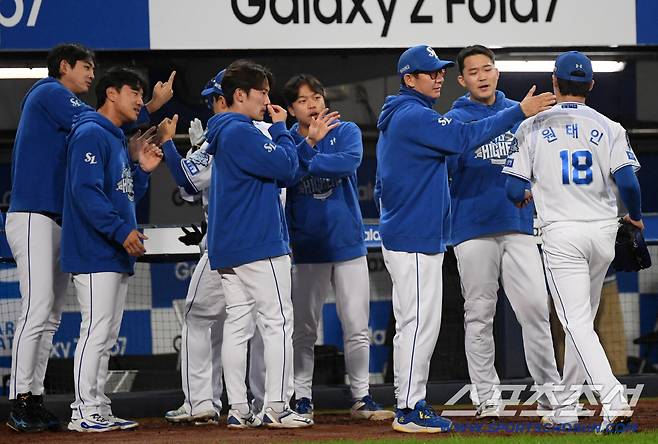 13일 대구 라이온즈파크에서 열린 삼성과 SSG의 준PO 3차전. 6이닝 1실점 호투를 펼친 삼성 원태인이 더그아웃에 들어서고 있다. 대구=박재만 기자 pjm@sportschosun.com/2025.10.13/