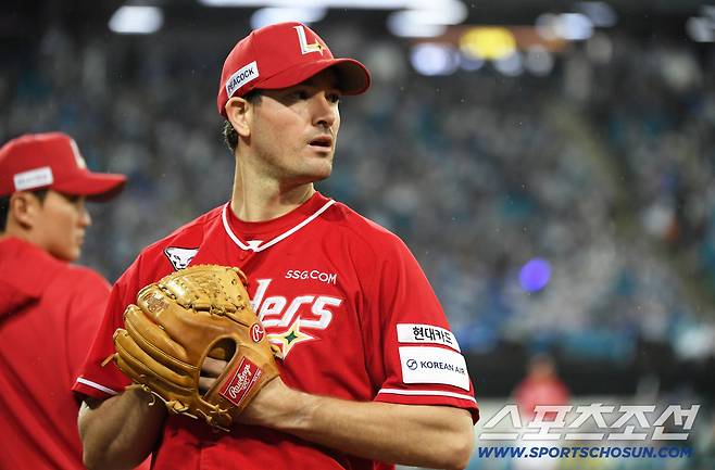 13일 대구 라이온즈파크에서 열린 삼성과 SSG의 준PO 3차전. SSG 앤더슨이 몸을 풀고 있다. 대구=박재만 기자 pjm@sportschosun.com/2025.10.13/