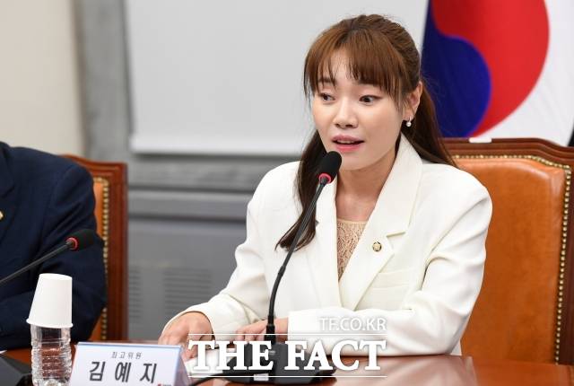 빈곤층 생계와 밀접한 관련이 있는 중생보위의 '황제 회의' 논란이 제기된다. 사진은 김예지 국민의힘 의원. /남용희 기자