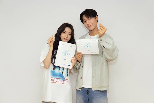 배우 신시아(왼쪽)와 이도현이 홍자매 작가의 신작 '그랜드 갤럭시 호텔'로 호흡을 맞춘다. /넷플릭스