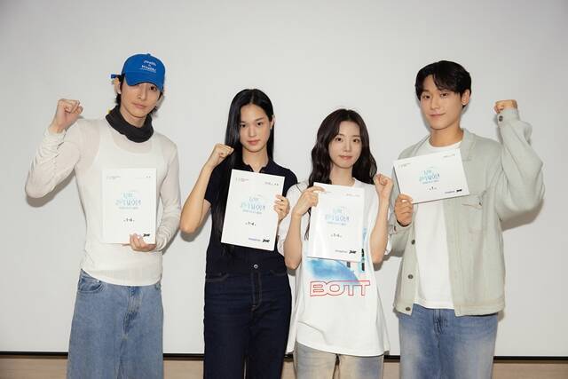 배우 이수혁 이수현 신시아 이도현(왼쪽부터)이 넷플릭스 새 시리즈 '그랜드 갤럭시 호텔' 출연을 확정했다. /넷플릭스