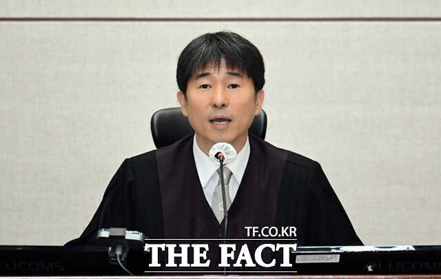 지귀연 부장판사가 4월 21일 오전 서울 서초구 서울중앙지법 417호 법정에서 열린 윤석열 전 대통령의 내란 우두머리 혐의 재판을 하기 전 언론 공개에 대한 발언을 하고 있다. /사진공동취재단