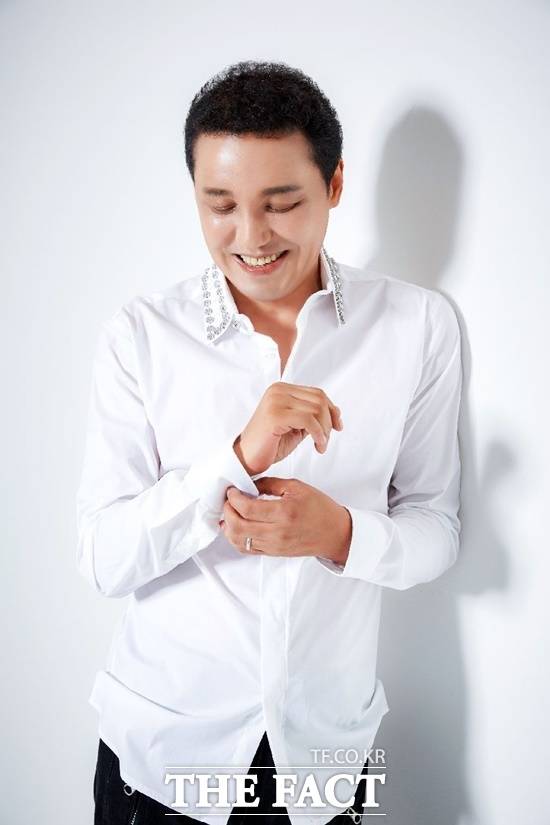 혼혈가수 박일준은 77년 번안곡 '오진아'(원곡 'Unchanged Melody')로 데뷔해 '잘가요', '꽃네야' '왜 왜 왜' 등을 부르며 꾸준히 사랑받은 베테랑 가수다. /더팩트 DB