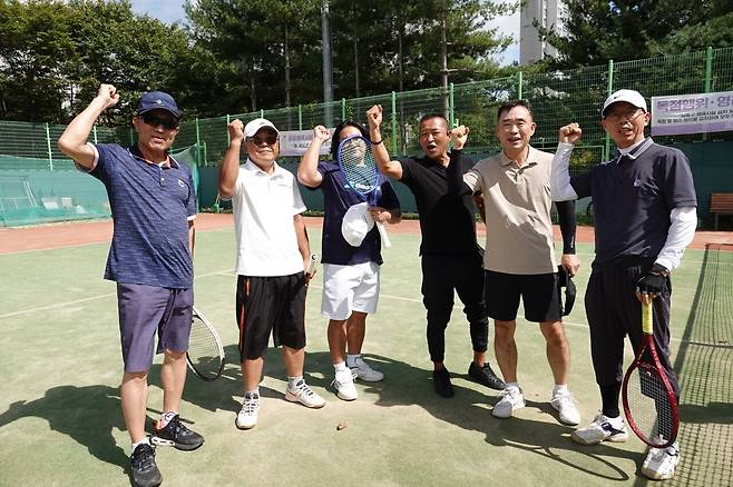 김윤석 회원은 틈날 때마다 회원들을 개인 지도하고 있다