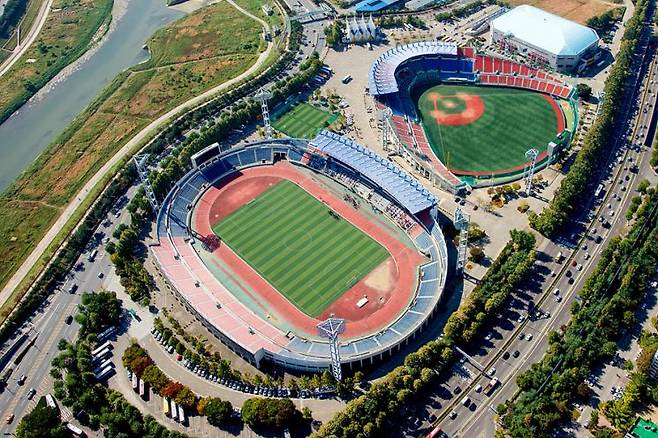 서울시 양천구 목동운동장 전경.