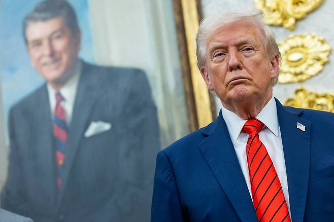 도널드 트럼프 미국 대통령이 지난 10일 백악관 집무실에서 약가 인하 합의를 발표했다. 아스트라제네카의 파스칼 소리오 CEO와 약가를 내리기로 합의한 것이다. /UPI 연합뉴스